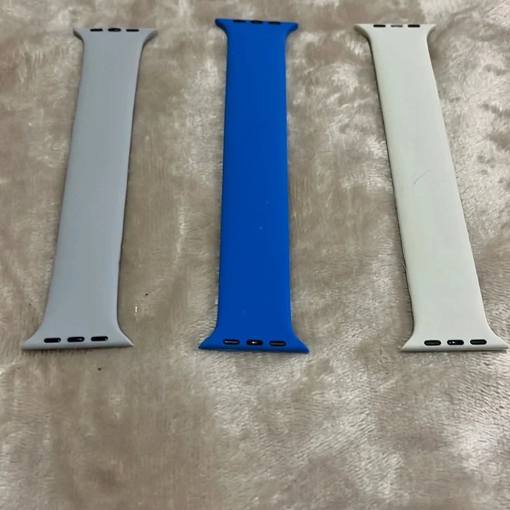 2 sets of 3 silicone smartwatch bands.